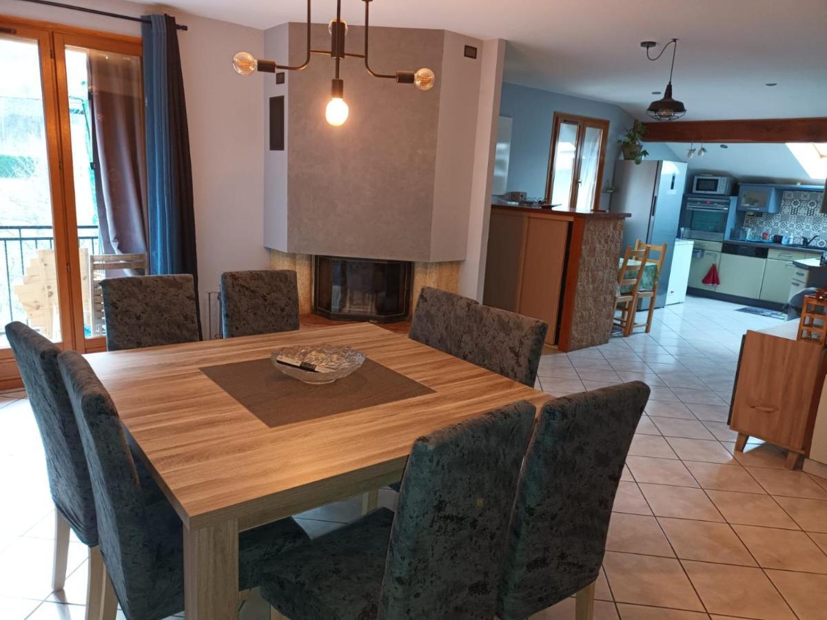 Au Pied Des Montagnes. Apartment Saint-Jean-de-Maurienne Luaran gambar
